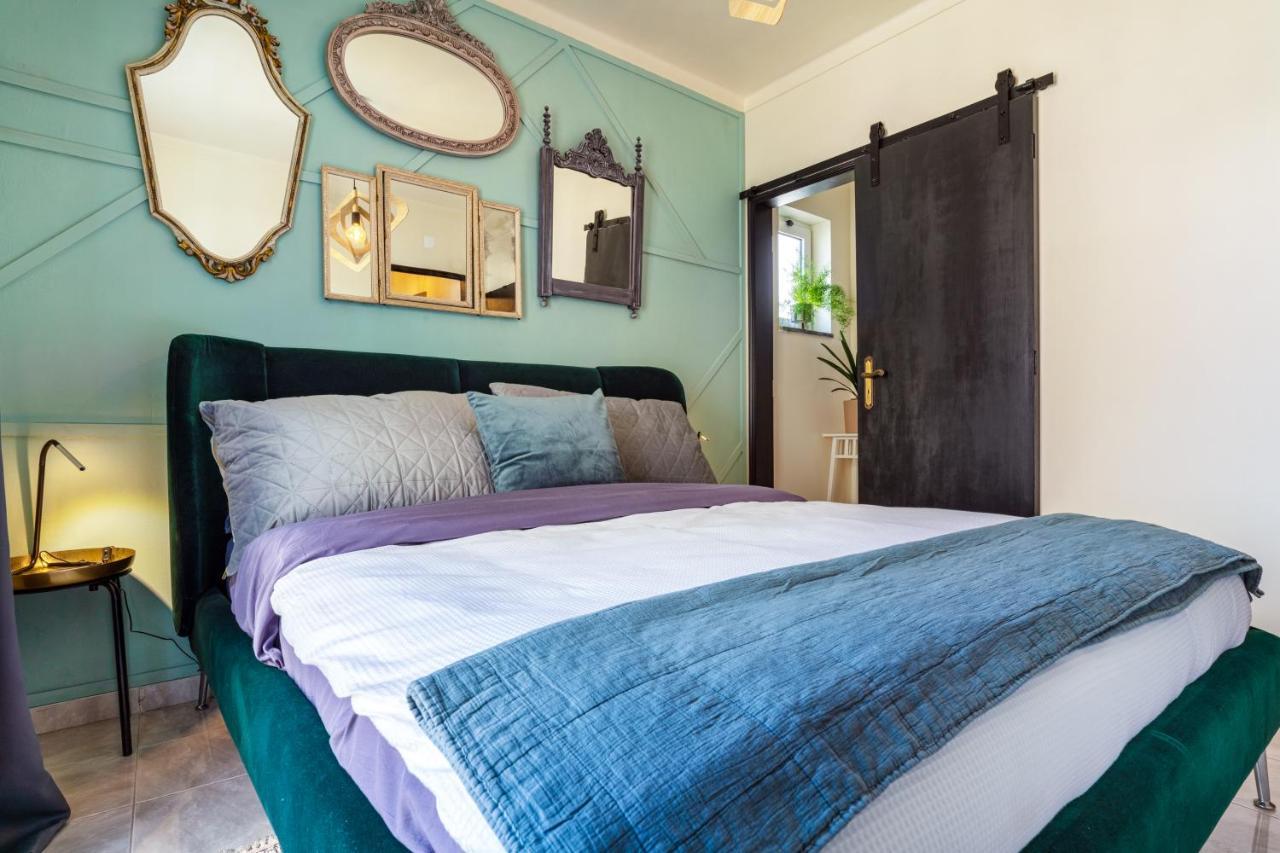 Arty Vintage Townhouse With Rooftop Shower & Sun Loungers Олян Екстер'єр фото