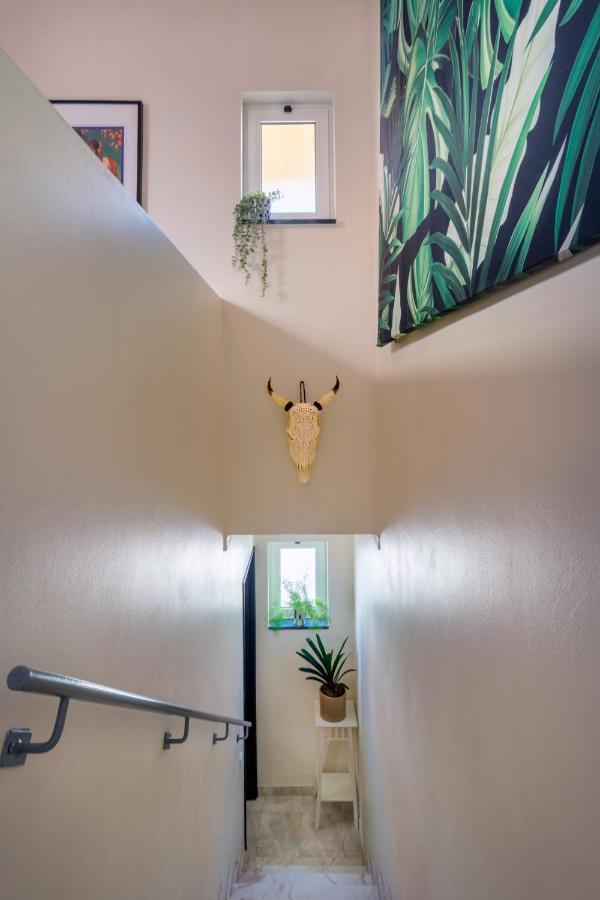 Arty Vintage Townhouse With Rooftop Shower & Sun Loungers Олян Екстер'єр фото