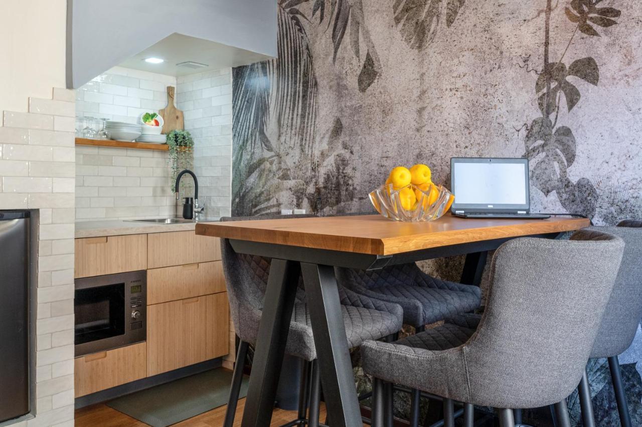 Arty Vintage Townhouse With Rooftop Shower & Sun Loungers Олян Екстер'єр фото